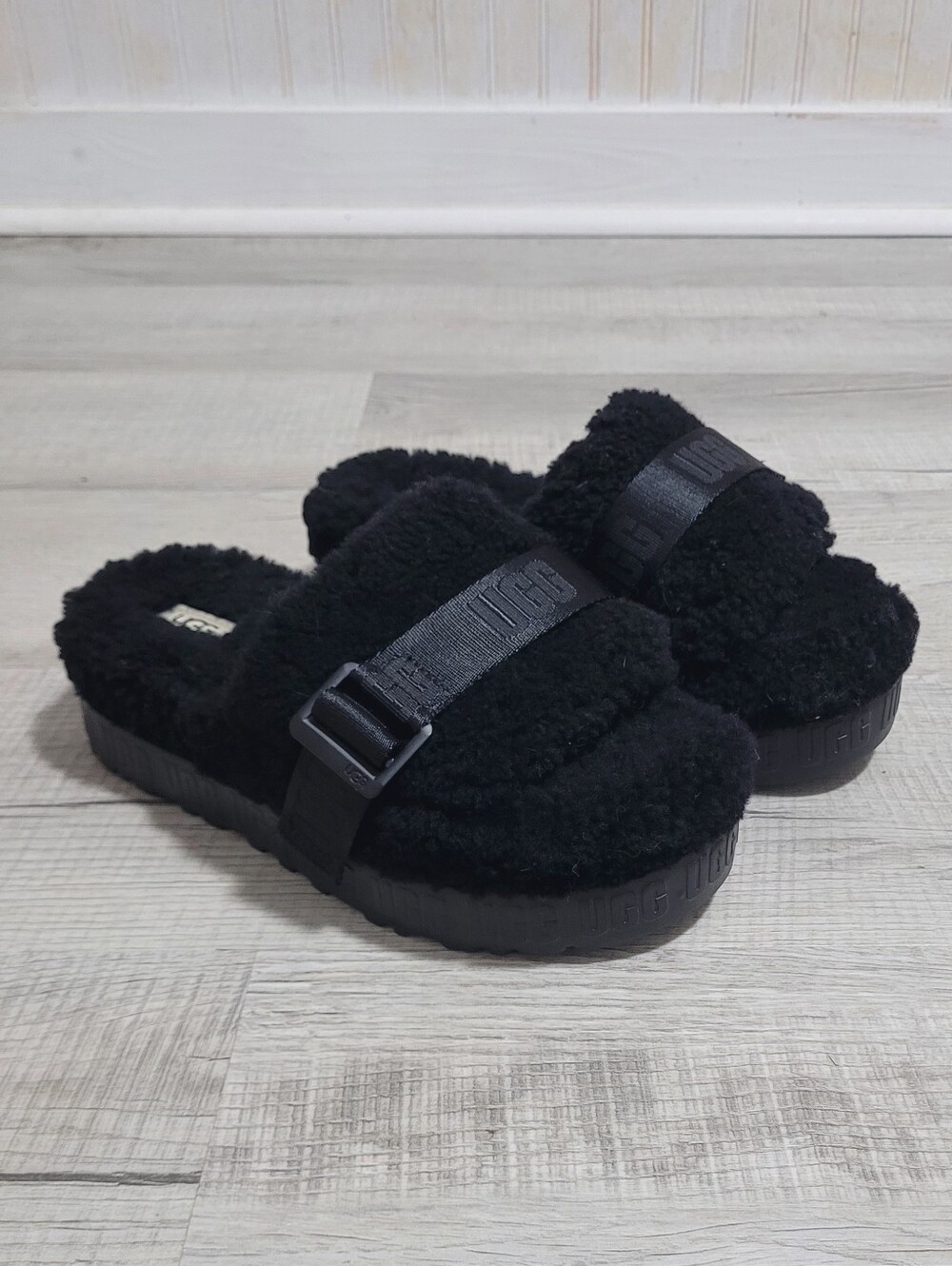 UGG Fluffita Black Sheepskin Flatform Slide Sandals NWOT Size 8